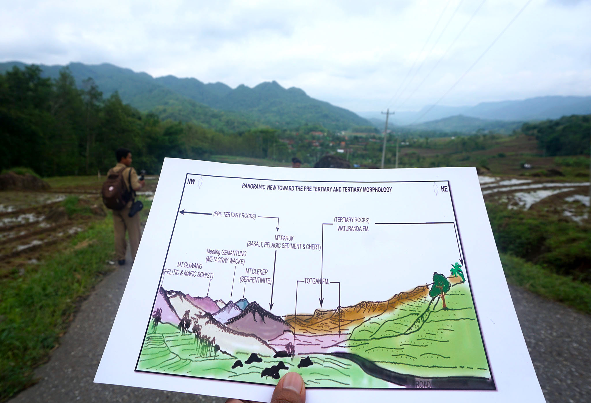 Panorama perbukitan yang merupakan bukti tumbukan lempeng dilihat dari jalan raya penghubung antara Karangsambung-Sadang di Kebumen, Jateng | Foto: L Darmawan/Mongabay Indonesia