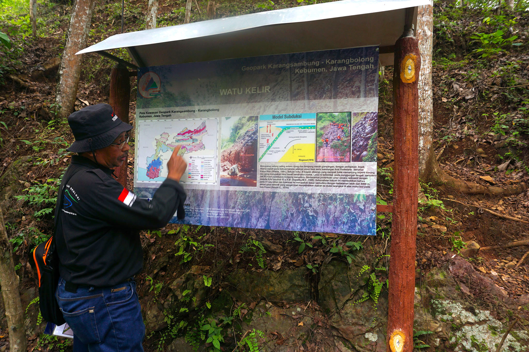 Peneliti LIPI menunjukkan proses terjadinya tumbukan antarlempeng yang terbuktikan dengan bebatuan yang ada di kawasan Sadang dalam kawasan Karangsambung Karangbolong Geopark | Foto: L Darmawan/Mongabay Indonesia