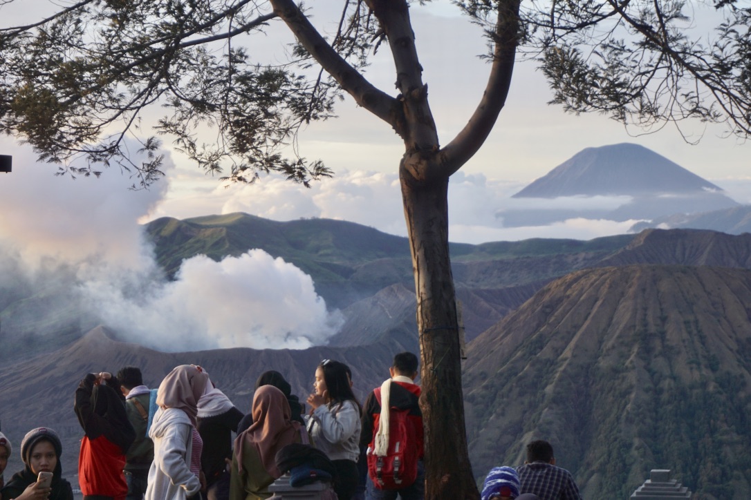 Wisatawan menikmati panorama kawasan Gunung Bromo Tengger Semeru, Jatim di puncak Pananjakan 2 atau puncak Bukit Seruni. Foto : Luh de Suriyani/Mongabay Indonesia