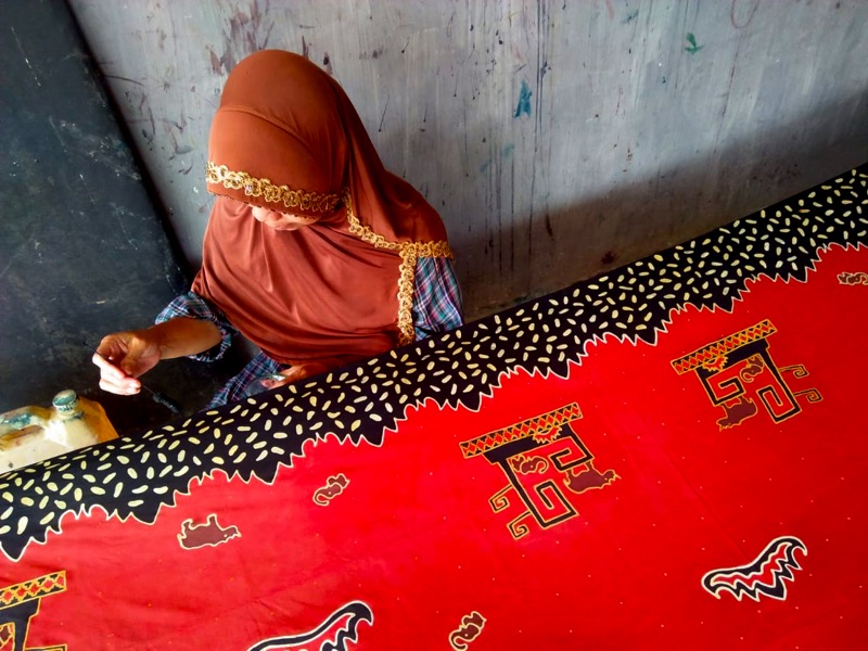 Kreasi badak sumatera yang dituangkan dalam batik. Foto: Hidayatullah/Andanan Batik Lampung
