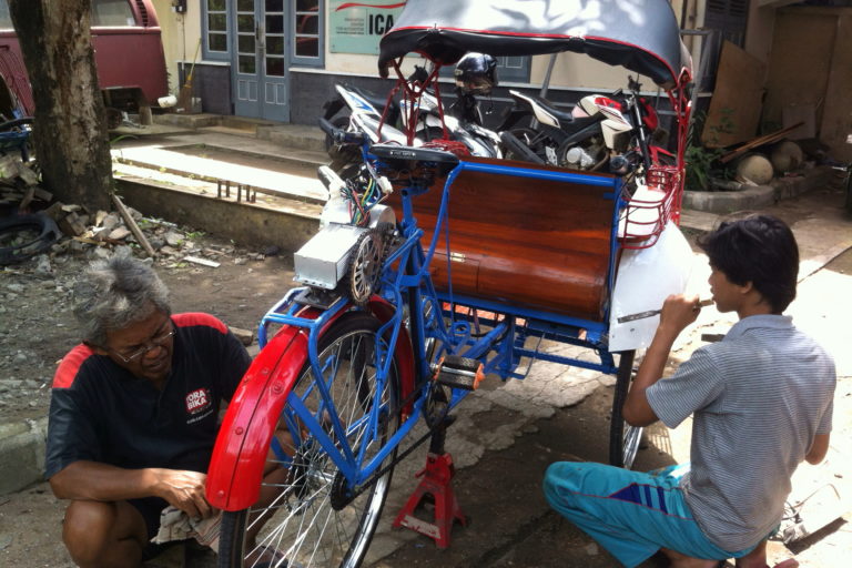 Becak listrik rancangan ICA UGM sedang dikerjakan teknisi | Foto: Nuswantoro/ Mongabay Indonesia