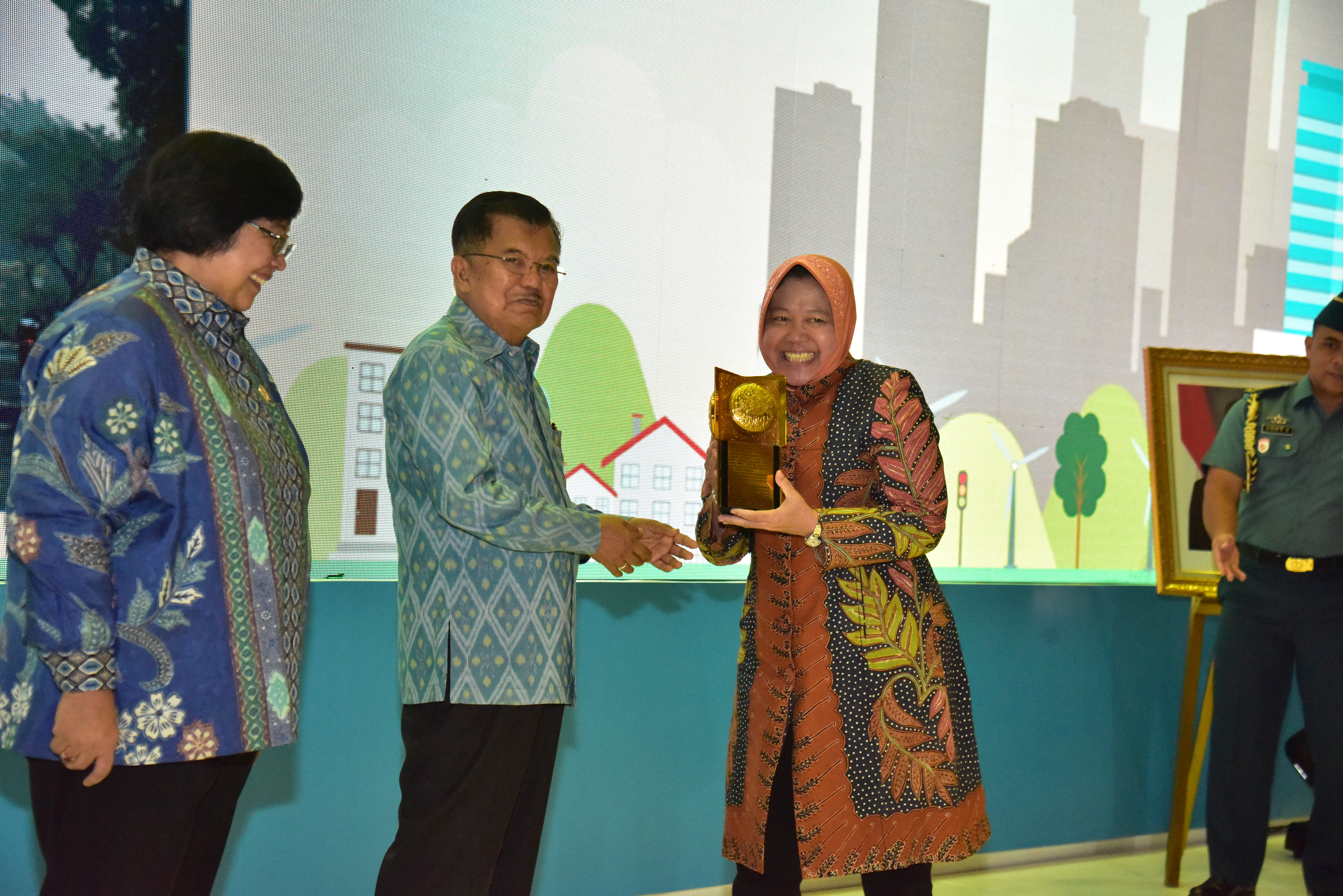 Penghargaan Adipura Kencana pun diberikan langsung Jusuf Kalla kepada Tri Rismaharini, Walikota Surabaya. Foto: Kementerian Lingkungan Hidup dan Kehutanan