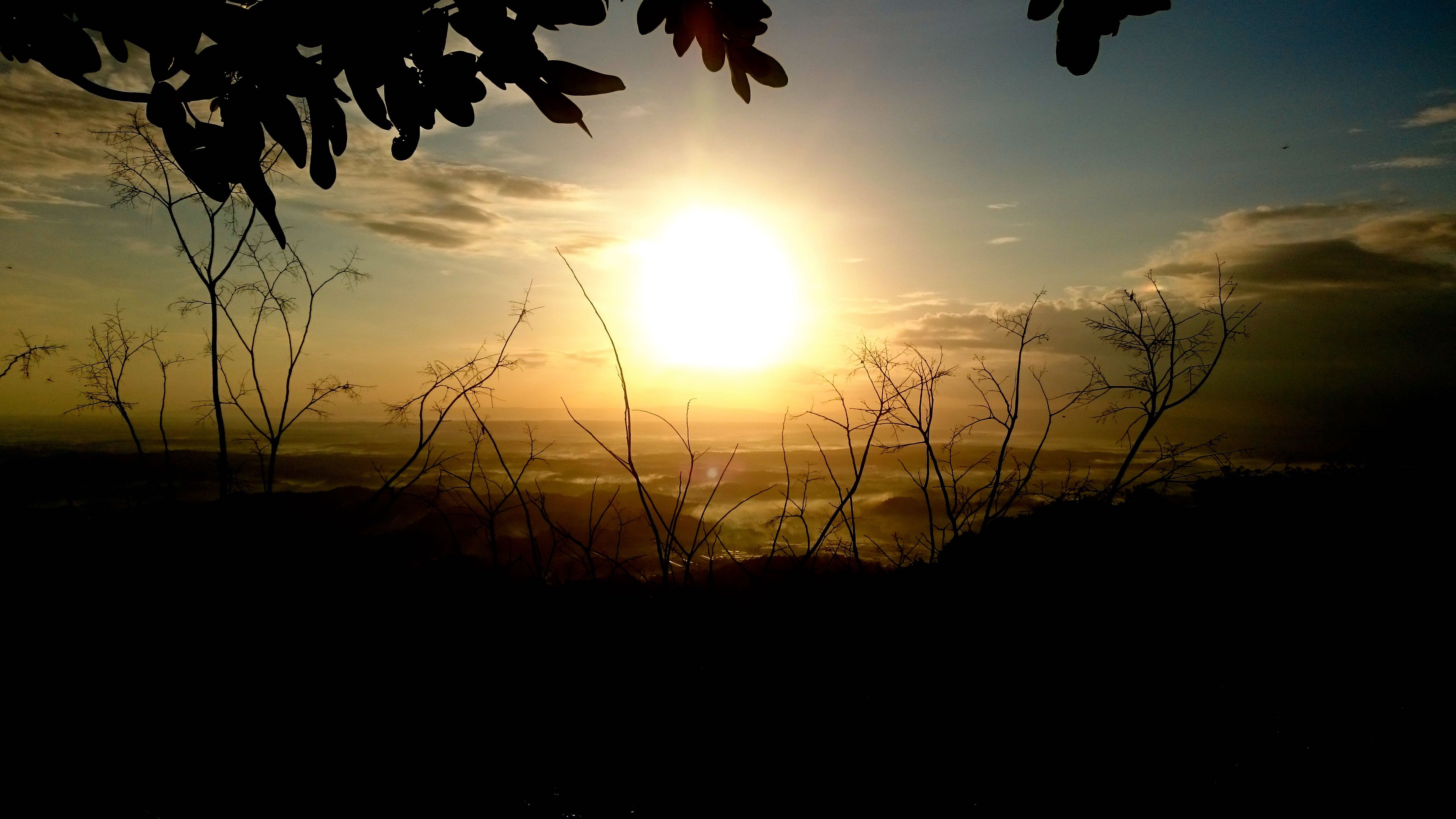 Keindahan matahari terbit yang bisa disaksikan di Kalibiru. Foto: Nuswantoro/Mongabay Indonesia-INFIS