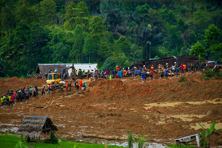 Pencarian korban akibat bencana longsor terus dilakukan tim SAR. Foto: Donny Iqbal/Mongabay Indonesia