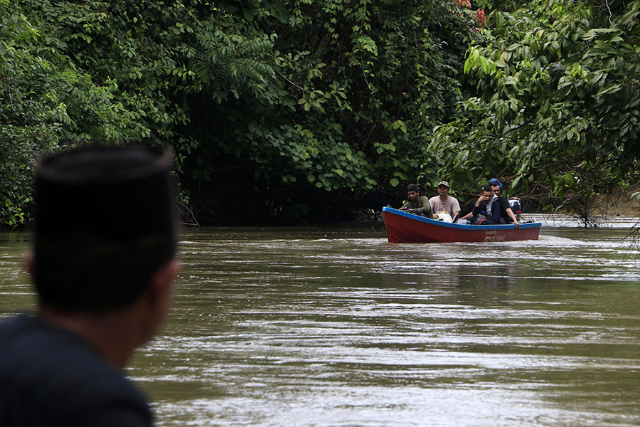 Menyusuri sungai menggunakan perahu motor selama tiga jam menuju Suaq Belimbing, perjalanan yang tidak hanya menantang tapi juga sarat penelitian | Foto: Junaidi Hanafiah/Mongabay Indonesia