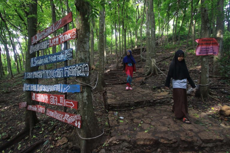 Pengelola menambahkan tulisan-tulisan unik untuk menambah daya tarik pengunjung | Falahi Mubarok/ Mongabay Indonesia