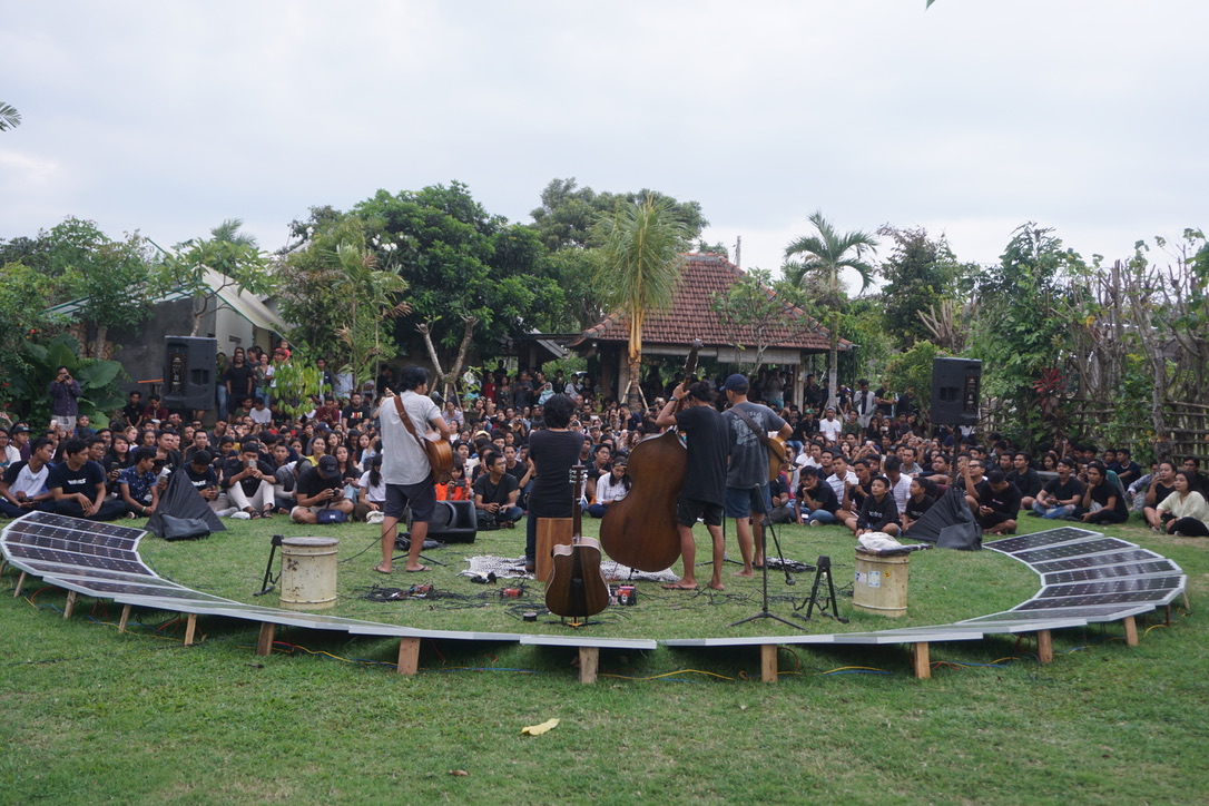 Konser musik nosstress band di Taman Baca Kesiman, Denpasar ini juga berbagi panggung dengan penggemar yang membuat video menyanyikan lagu-lagu mereka. Foto: Luh De Suriyani/Mongabay Indonesia