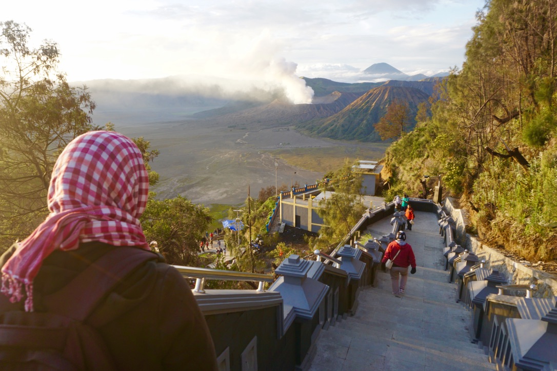 Puluhan anak tangga menuju Pananjakan 2 atau puncak Bukit Seruni untuk melihat panorama kawasan Gunung Bromo, Tengger, Semeru, Jatim. Foto : Luh de Suriyani/Mongabay Indonesia