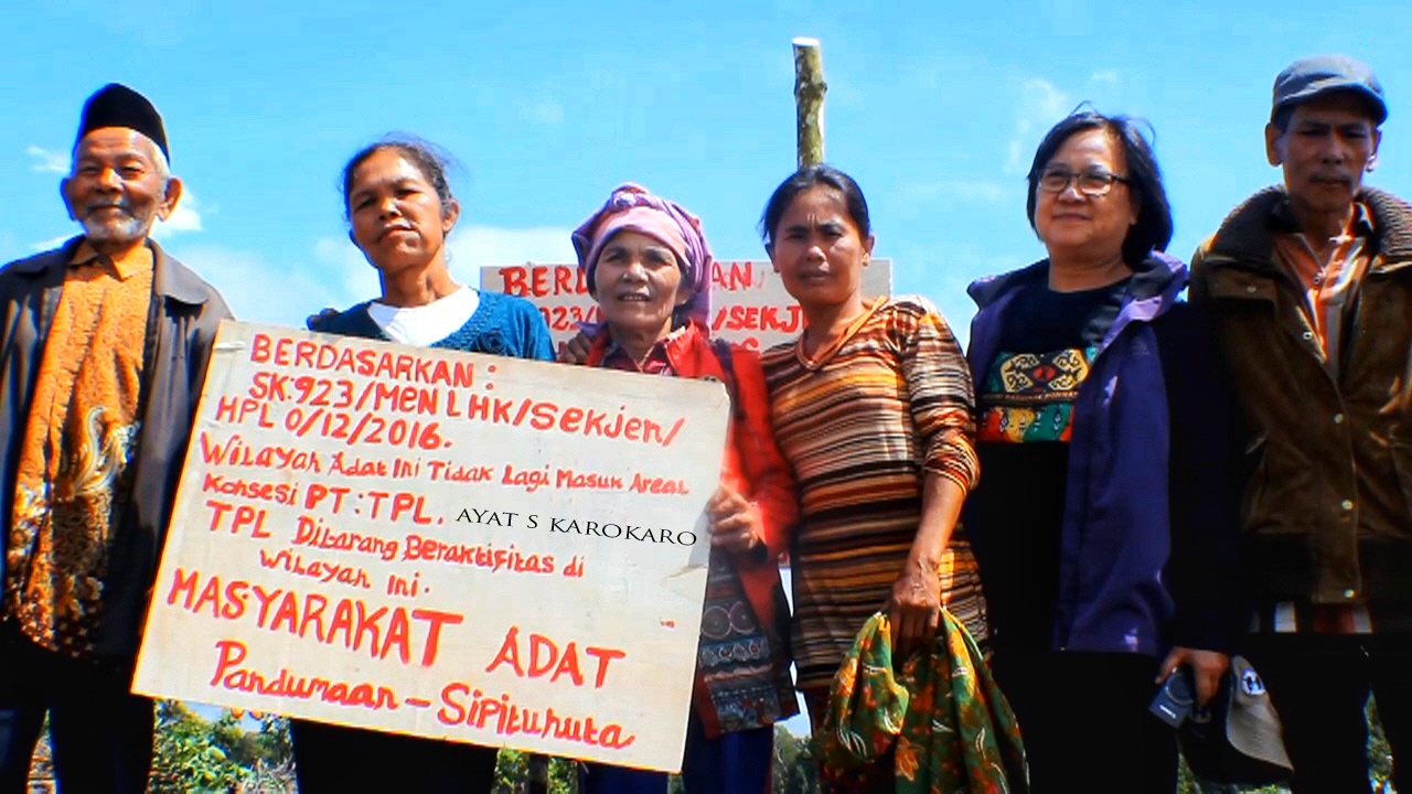 Masyarakat adat mematok wilayah hukum adat mereka dikuasai TPL. Foto: Ayat S Karokaro/Mongabay Indonesia