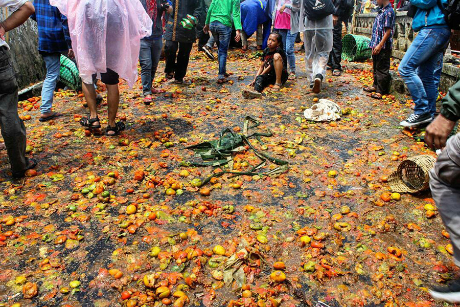Sejumlah warga mengikuti Festival Perang Tomat di Lembang, Bandung Barat. Festival ini diselenggarakan sebagai bentuk rasa syukut atas hasil panen sekaligus kritikan kepada pemerintah terkait kebijakan harga yang jarang dikendalikan menjelang panen | Foto: Donny IqbalMongabay Indonesia