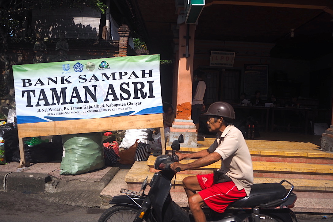 Seorang warga melintas di depan Bank Sampah Taman Asri Ubud, Gianyar, Bali pada Januari lalu | Foto: Anton Muhajir/Mongabay Indonesia