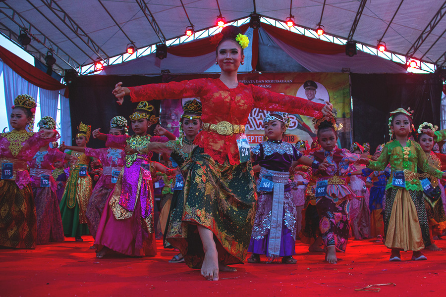 Sejumlah penari dari beragam umur melakukan tarian Goyang Karawang, di Desa Batu Jaya, Karawang. Pada mulanya Goyang Karawang sangat erat kaitannya dengan budaya agraris | Foto: Donny IqbalMongabay Indonesia