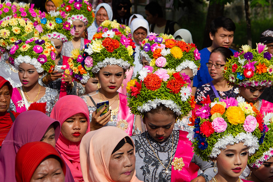 Sejumlah gadis mengikuti acara adat ngarot di Desa Lelea, Indramayu, Jawa Barat | Foto: Donny Iqbal/Mongabay Indonesia