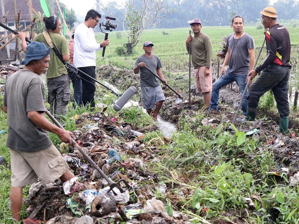 Gede Robi Navicula (kedua dari kanan) dalam salah satu syuting serial episode perdana serial Pulau Plastik | Foto: arsip Pulau Plastik/Mongabay Indonesia