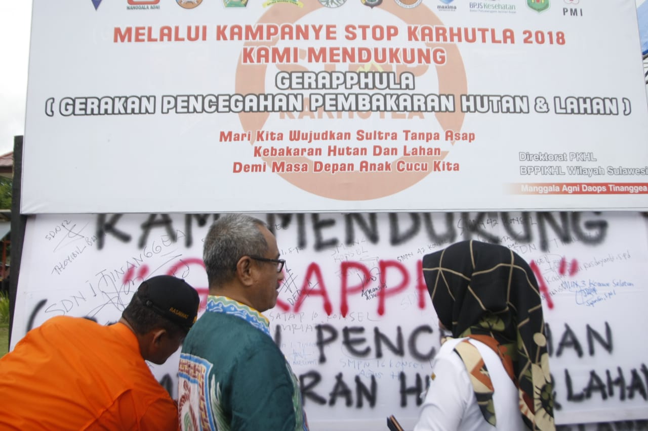 Guru-guru Se-Kabupaten Konawe Selatan membubuhkan tanda tangan mendukung gerakan pencegahan pembakaran hutan saat HUT KGB di Manggala Agni Daops Tinanggea | Foto: Kamarudin/Mongabay Indonesia