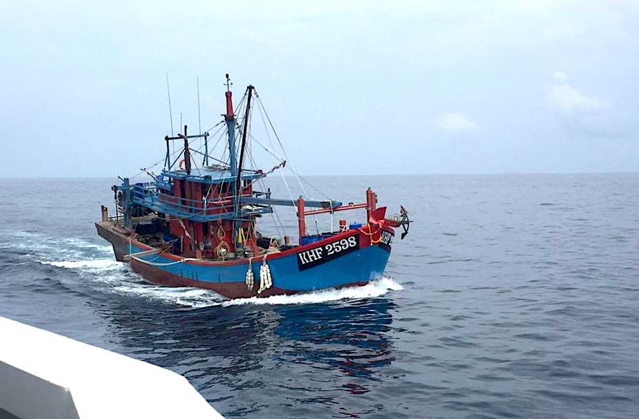 Satu dari dua kapal ikan asing (KIA) berbendera Malaysia yang ditangkap pada Sabtu (2/2/2019) di perairan Zona Ekonomi Ekslusif Indonesia (ZEEI) Selat Malaka | Foto: PSDKP KKP/Mongabay Indonesia