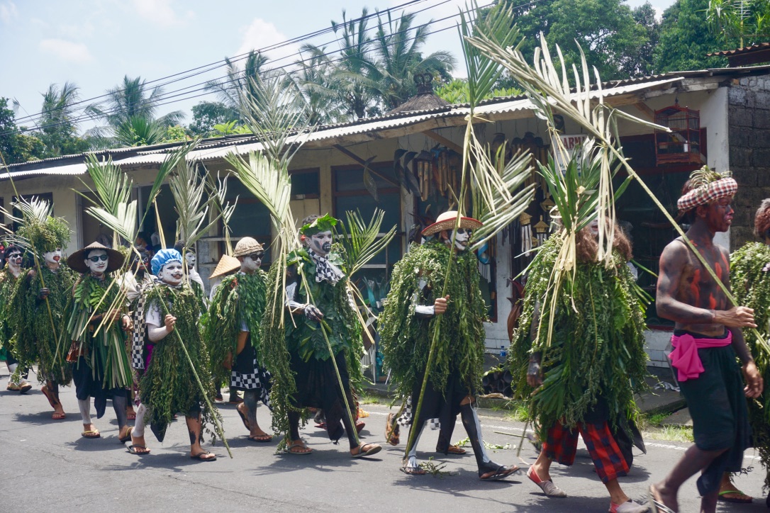 Parade Ngrebeg keliling Desa Tegalalang mengundang perhatian warga | Foto: Luh De Suriyani/Mongabay Indonesia