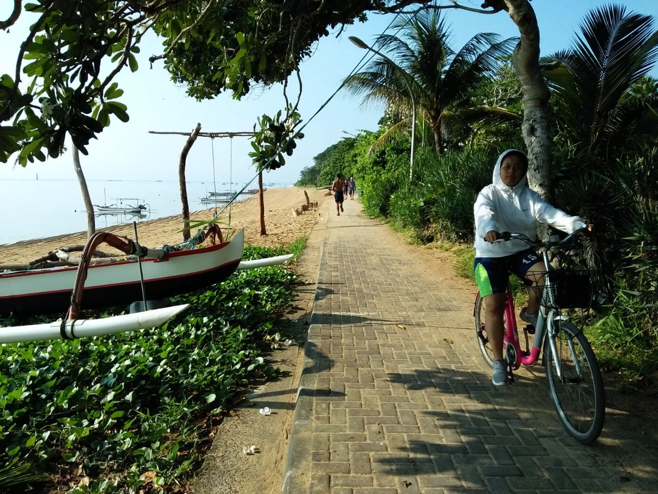 Jalan setapak di kawasan pantai Sanur, Denpasar, Bali, untuk joging atau naik sepeda ini paling padat saat akhir pekan | Foto: Luh De Suriyani/Mongabay Indonesia