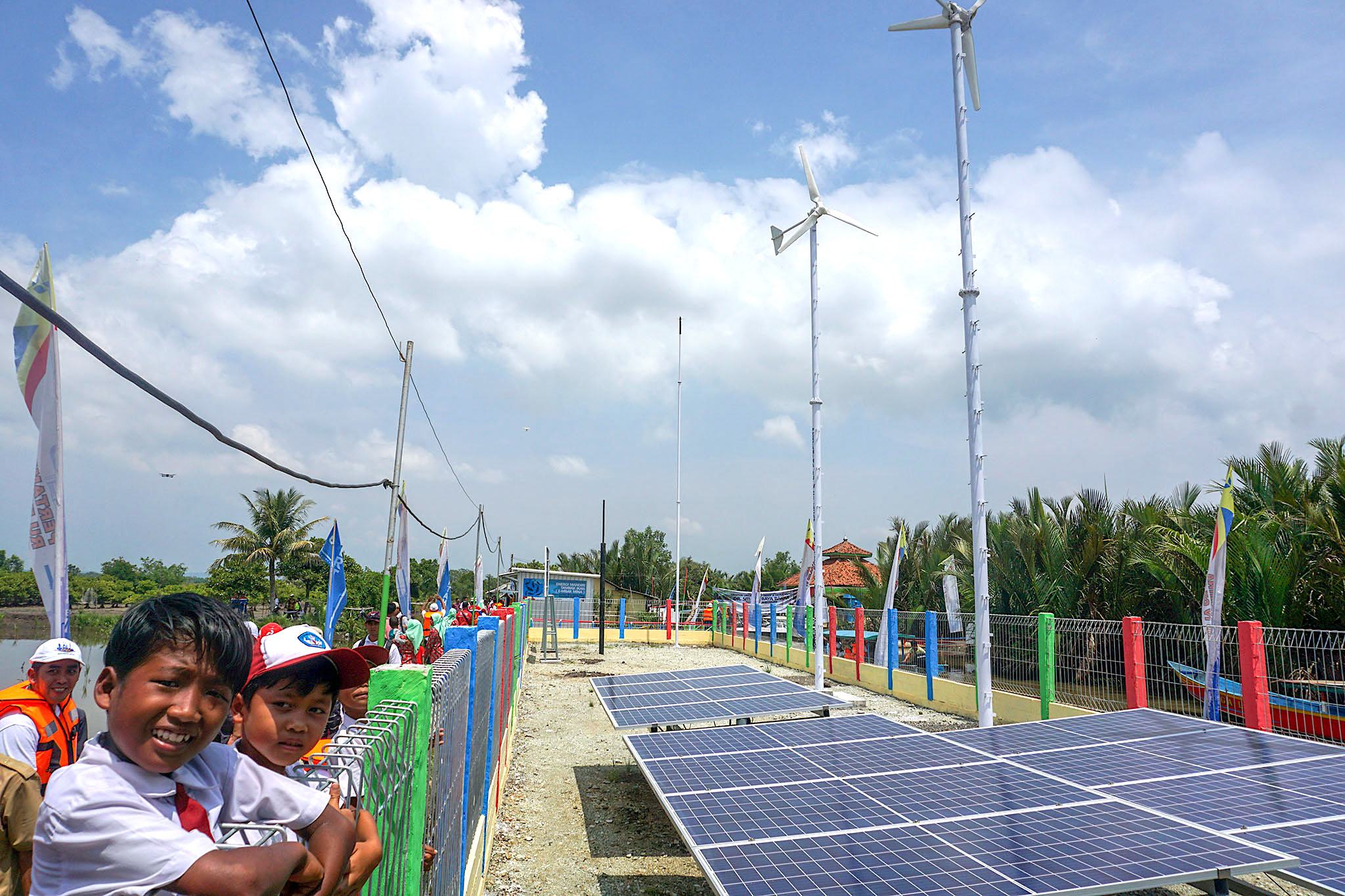 Sebagai daerah terpencil, Dusun Bondan, Desa Ujung Alang, Kecamatan Kampung Laut, Cilacap menggunakan pembangkit listrik surya dan bayu untuk memenuhi kebutuhan energi listrik sehari-hari | Foto: L Darmawan/Mongabay Indonesia