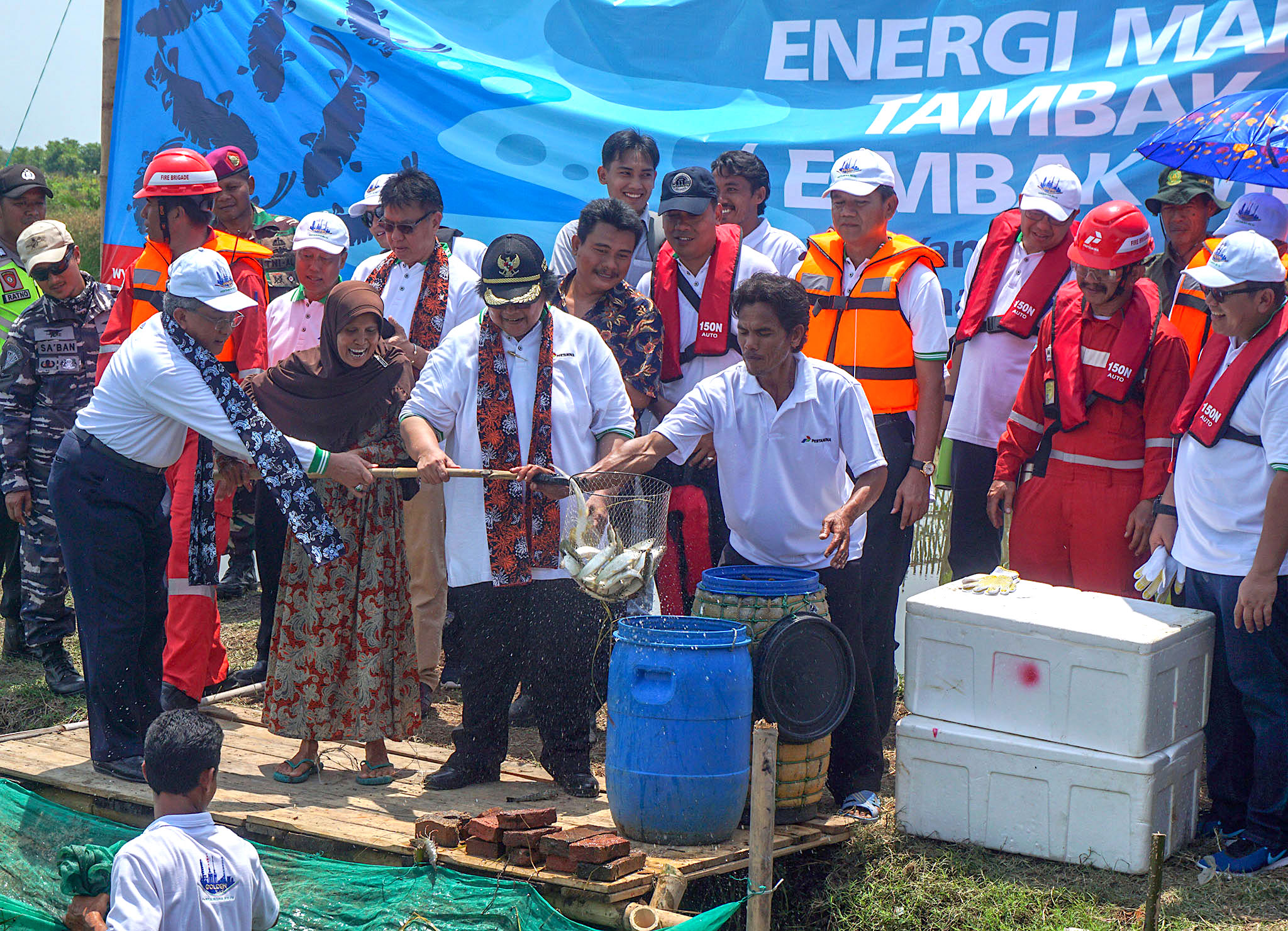 Menteri Lingkungan Hidup dan Kehutanan (LHK) Siti Nurbaya Bakar saat melakukan panen ikan bandeng di Dusun Bondan | Foto: L Darmawan/Mongabay Indonesia