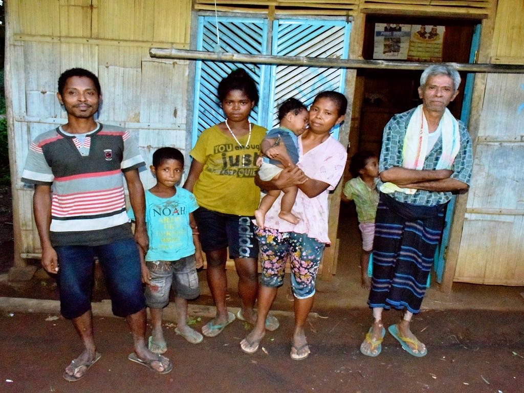 Marianus Nong Lehan (kiri) bersama isteri dan ketiga anaknya bersama Bernadus Tobi (paling kanan) yang telah puluhan tahun menetap di dalam kawasan Hutan Lindung Egon Ilimedo | Foto: Ebed de Rosary/Mongabay Indonesia