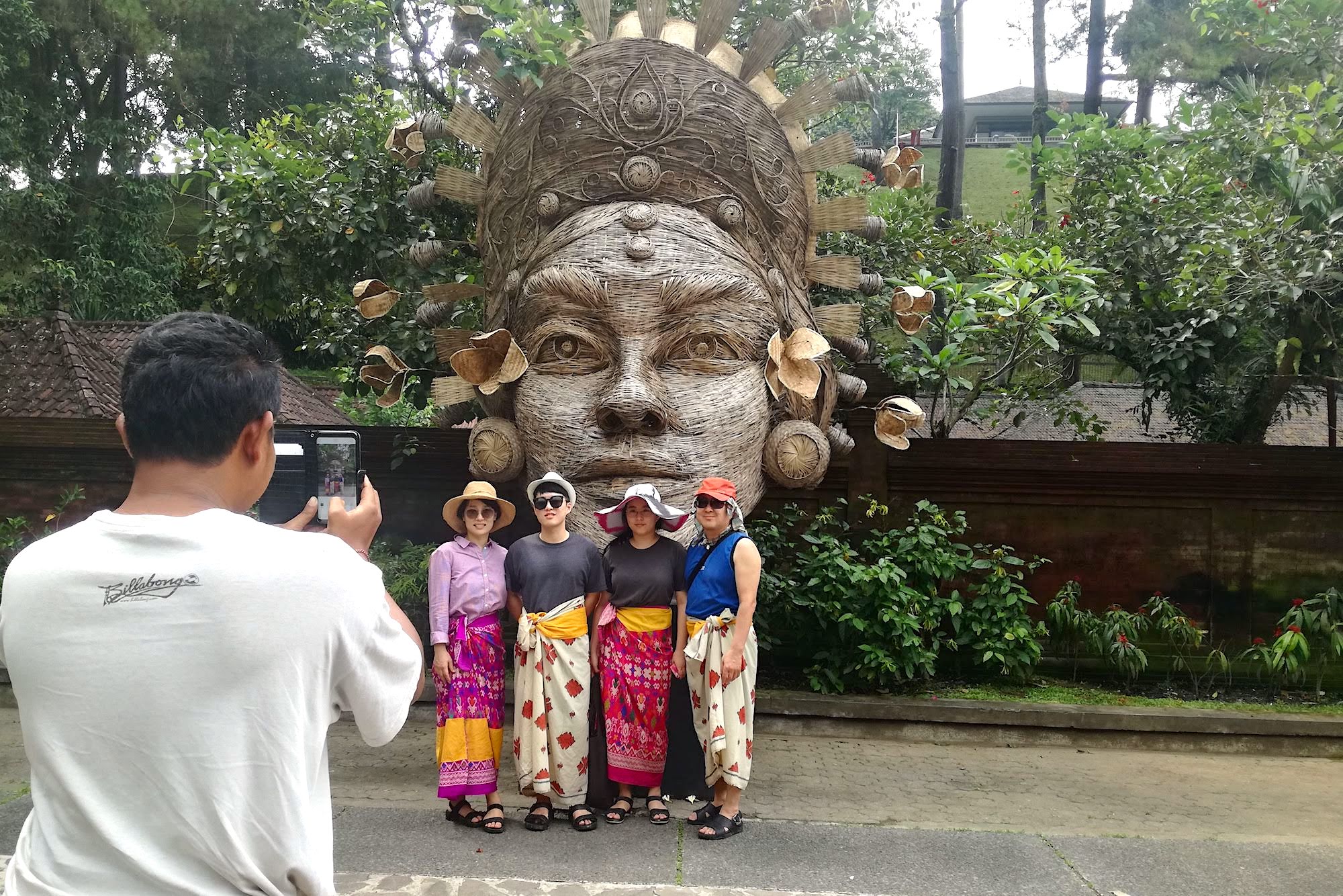  Patung kepala raksasa terbuat dari anyaman bambu menjadi objek menarik di Pura Tirta Empul, Gianyar, Bali | Foto: Anton Muhajir/Mongabay Indonesia 