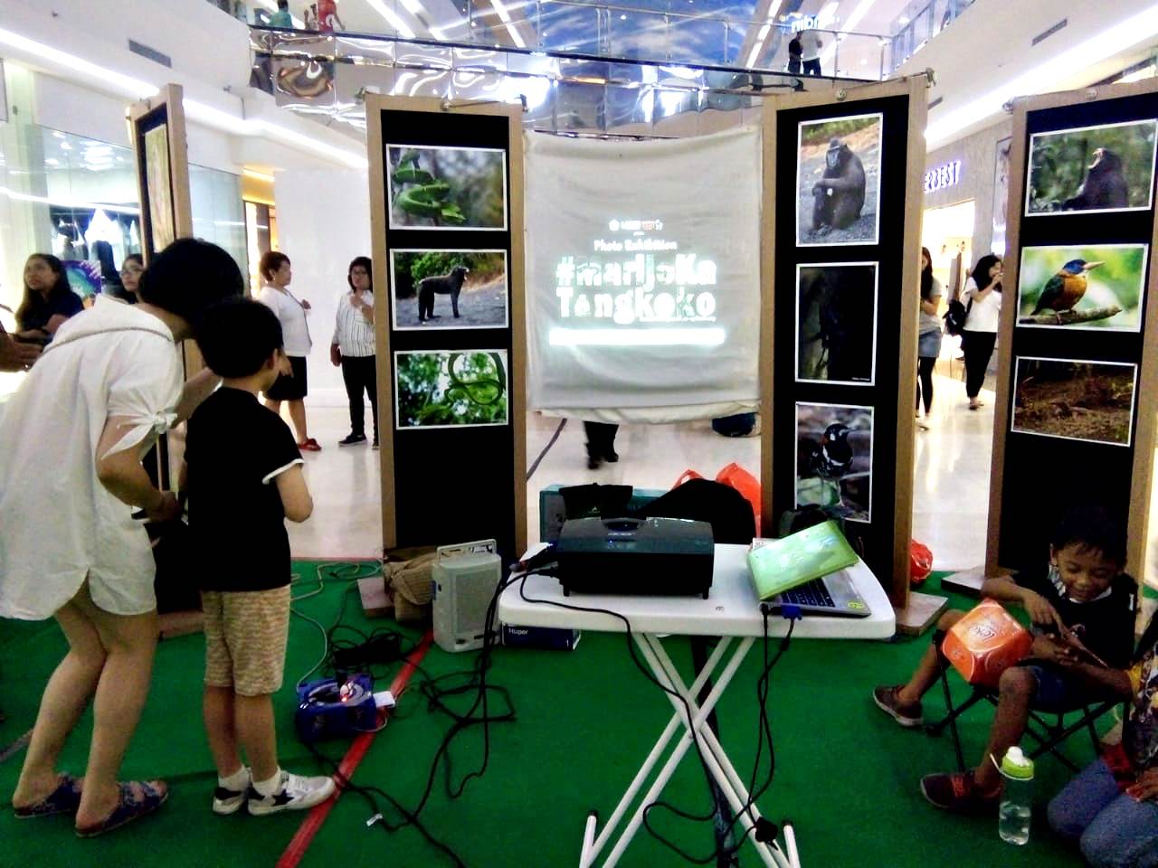Pengunjung mendatangi lokasi pameran foto di Manado Town Square | Foto: Themmy Doaly/Mongabay Indonesia
