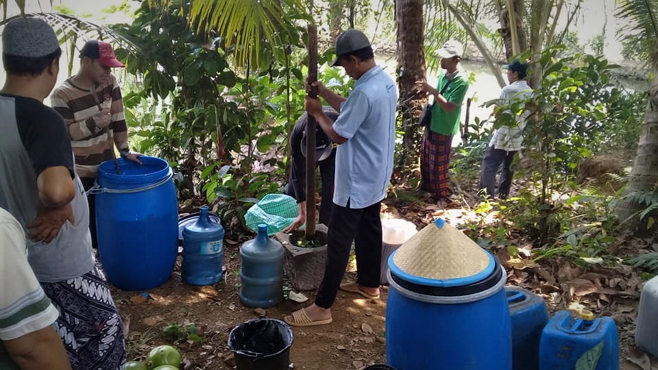 Proses pembuatan pupuk organik disebut Mikro Organisme Lokal, dibimbing Wahyudi bersama petani di Banyumas | Foto: Tommy Apriando/ Mongabay Indonesia