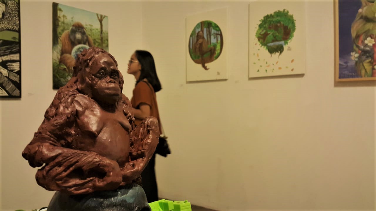 Selain seni lukis, juga ada patung orangutan | Foto: Tommy Apriando/ Mongabay Indonesia