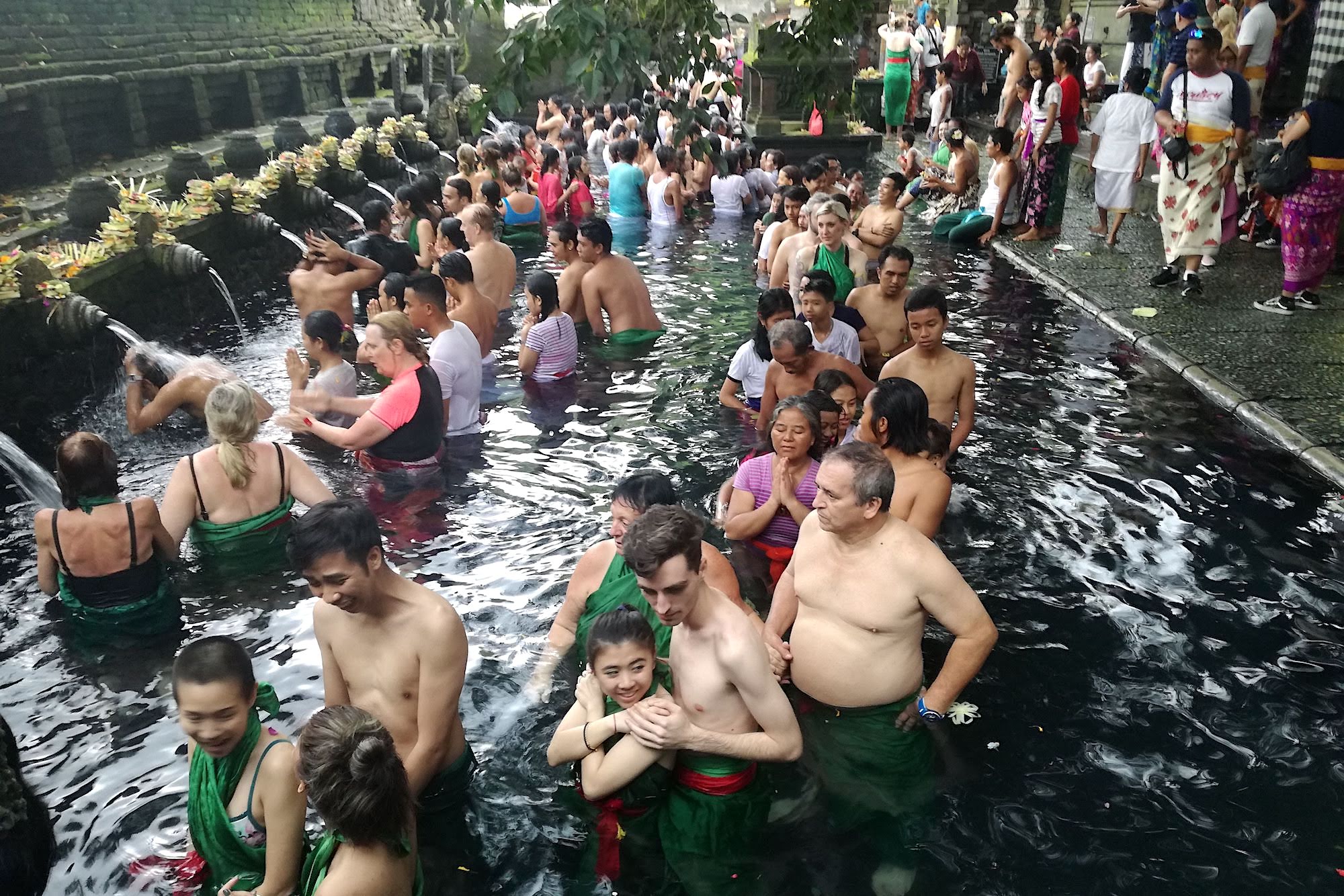 Tiap hari ribuan orang, baik umat Hindu Bali maupun wisatawatn melukat atau membersihkan diri di Pura Tirta Empul, Gianyar, Bali | Foto: Anton Muhajir/Mongabay Indonesia