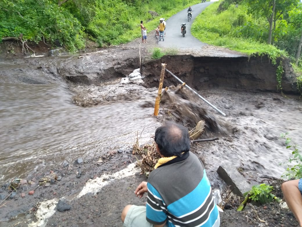 Sebuah jalan kembali putus diterjang air bah di Kecamatan Kubu, Karangasem,Bali, Senin (18/3/2019) dari hulu di kawasan yang kerap kekurangan air bersih saat kemarau. Perlu konservasi dan tangkapan air hujan | Foto: Luh De Suriyani/Mongabay Indonesia