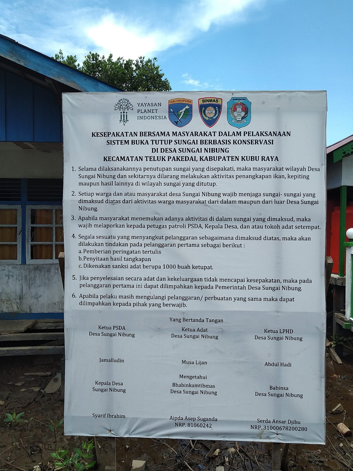 Deklarasi desa di depan Kantor Kades Sungai Nibung | Foto: Aseanty Pahlevi/ Mongabay Indonesia