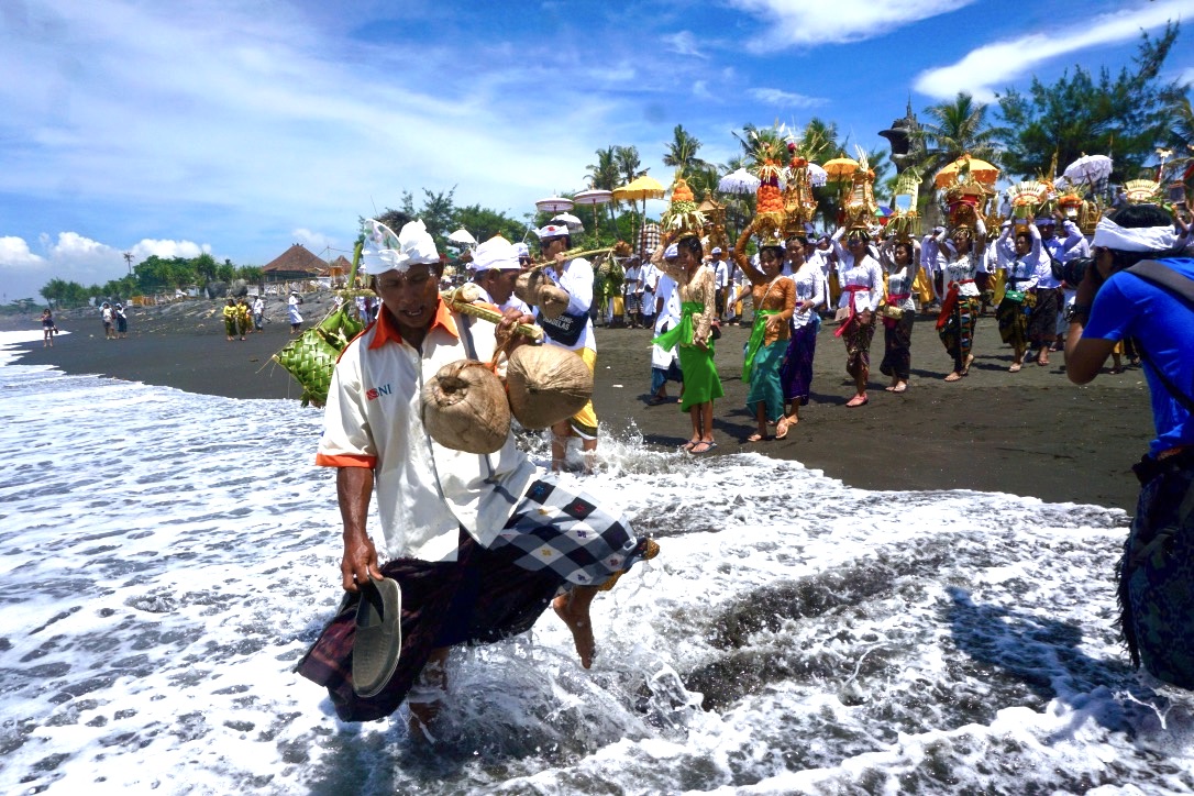 Prosesi Melasti menuju pantai Masceti, Gianyar, Bali dan secara simbolis membasuh diri dan sarana upacaranya | Foto: Luh De Suriyani/Mongabay Indonesia