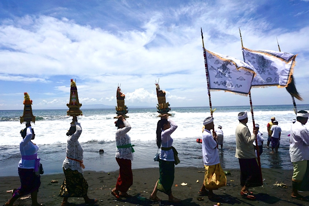 Prosesi Melasti menuju pantai Masceti, Gianyar, Bali dan secara simbolis membasuh diri dan sarana upacaranya | Foto: Luh De Suriyani/Mongabay Indonesia