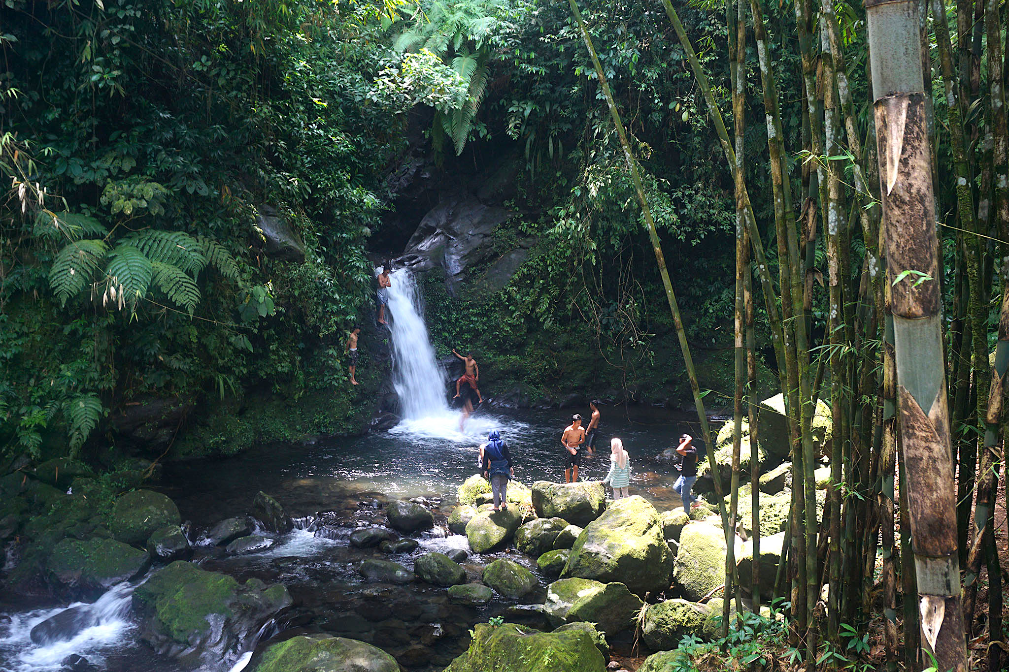 Di kawasan hutan bambu juga terdapat air terjun yang diberi nama Green Waterfall | Foto: L Darmawan/Mongabay Indonesia