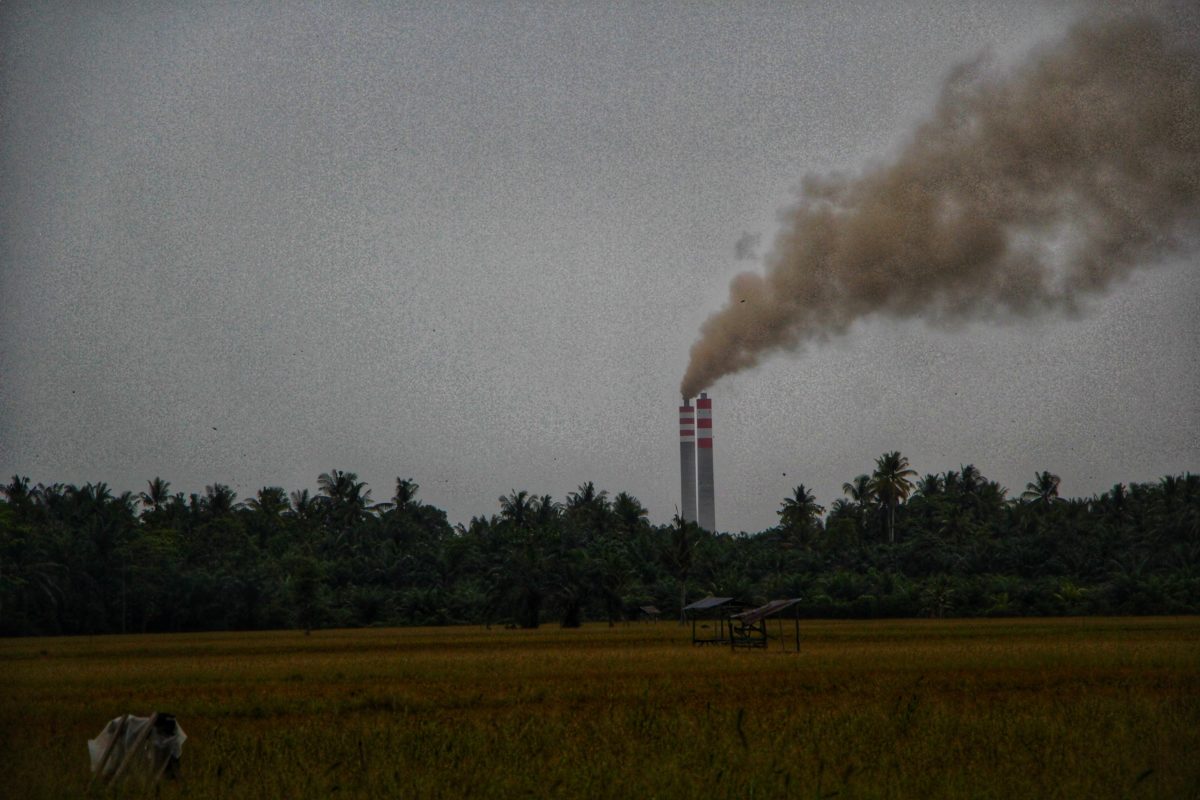 Asap pembakaran batubara dari cerobong PLTU Pangkalan Susu, menyebar dan mencemari udara sekitar. Foto: Ayat S karokaro/ Mongabay Indonesia 