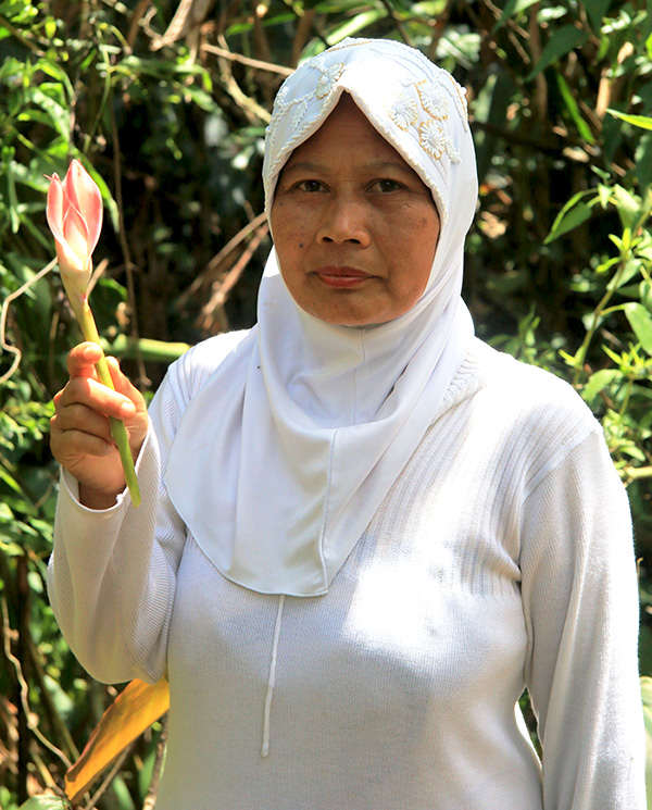 Ketua KPPL Maju Bersama Rita Wati menunjukan bunga kecombrang di kawasan TNKS. Foto: Muhammad Ikhsan/Mongabay Indonesia