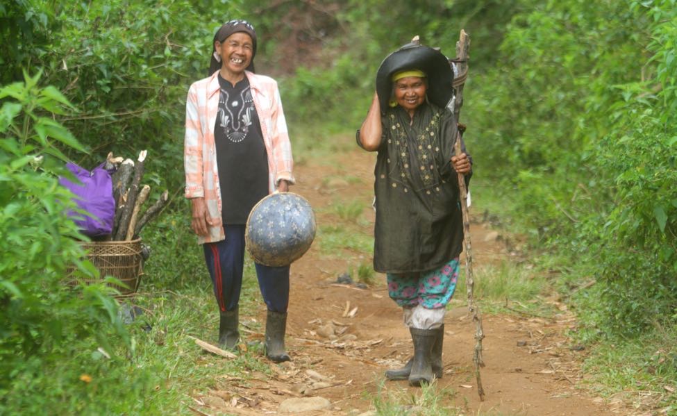 Perempuan Suku Besemah, baik muda maupun tua tetap bekerja bersama lelaki mengurus rumah, sawah, kebun, tebat, sungai serta hutan. Dua perempuan ini dari masyarakat adat Puyang Kedung Samad, Pagaralam, Sumsel | Foto: Nopri Ismi/Mongabay Indonesia