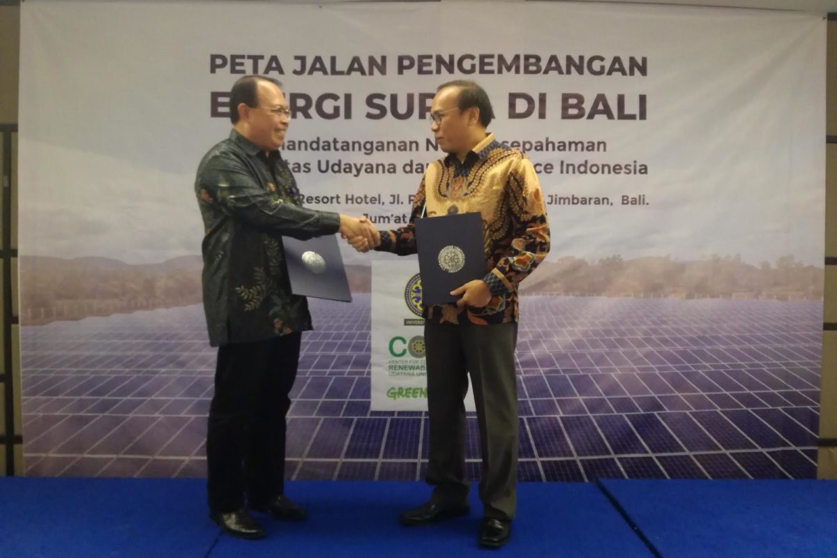 Perwakilan Universitas Udayana dan Greenpeace Indonesia saat penandatanganan MoU pengembangan EBT di Bali, Jumat (12/4/2019) | Foto: Anton Muhajir/Mongabay Indonesia