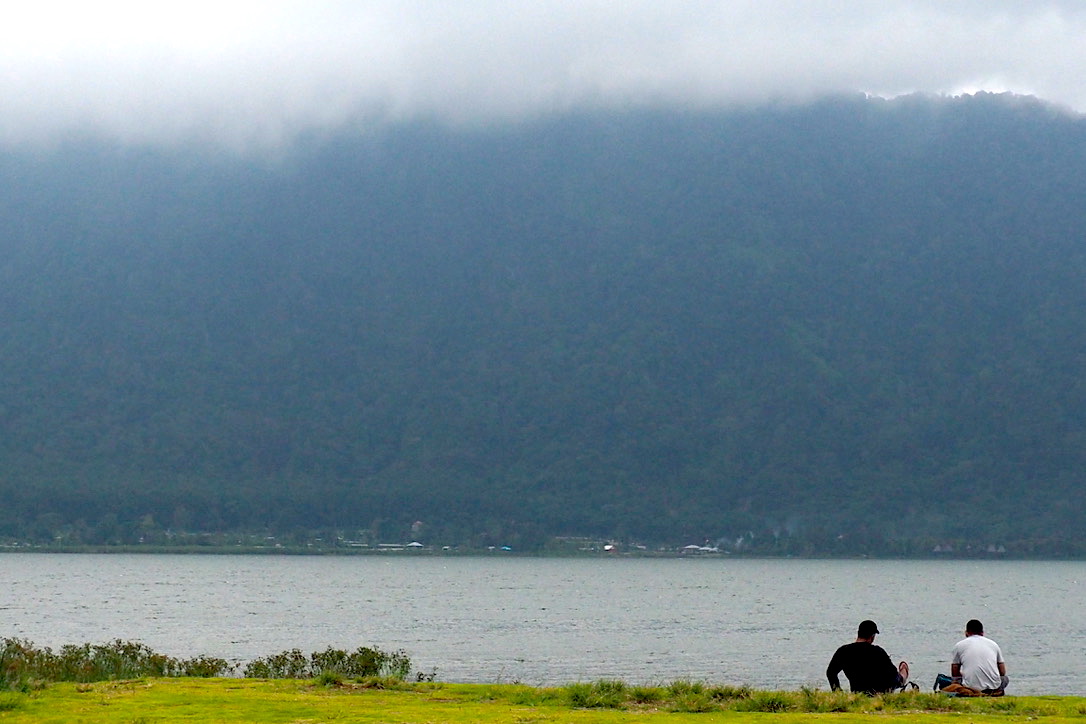 Sekedar duduk-duduk di tepi Danau Beratan, Tabanan, Bali, pun lebih dari cukup untuk menghilangkan penat | Foto: Anton Muhajir/Mongabay Indonesia