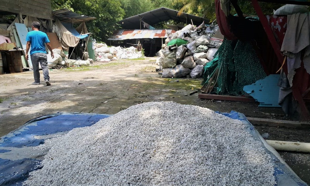 Tumpukan sampah plastik yang akan diproses jadi pipa | Foto: Tommy Apriando/ Mongabay Indonesia