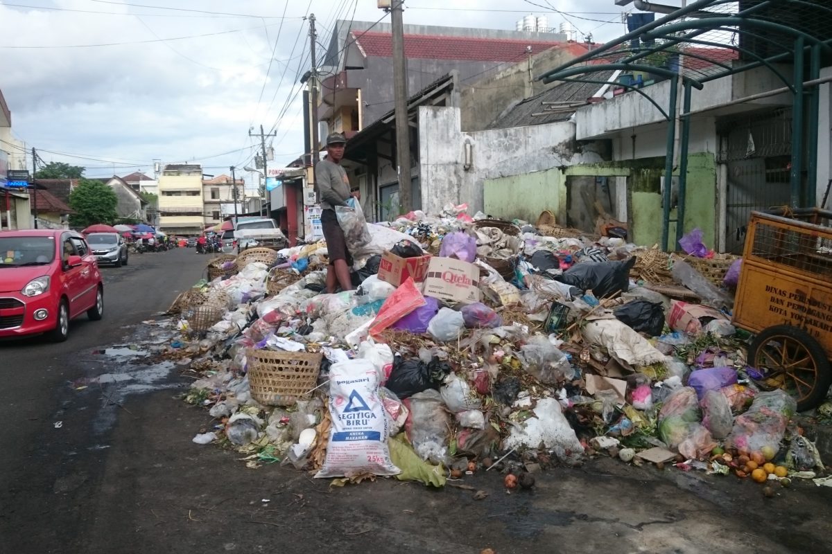 Tumpukan sampah di Pasar Kranggan, akhir Maret lalu. Foto: Nuswantoro/ Mongabay Indonesia