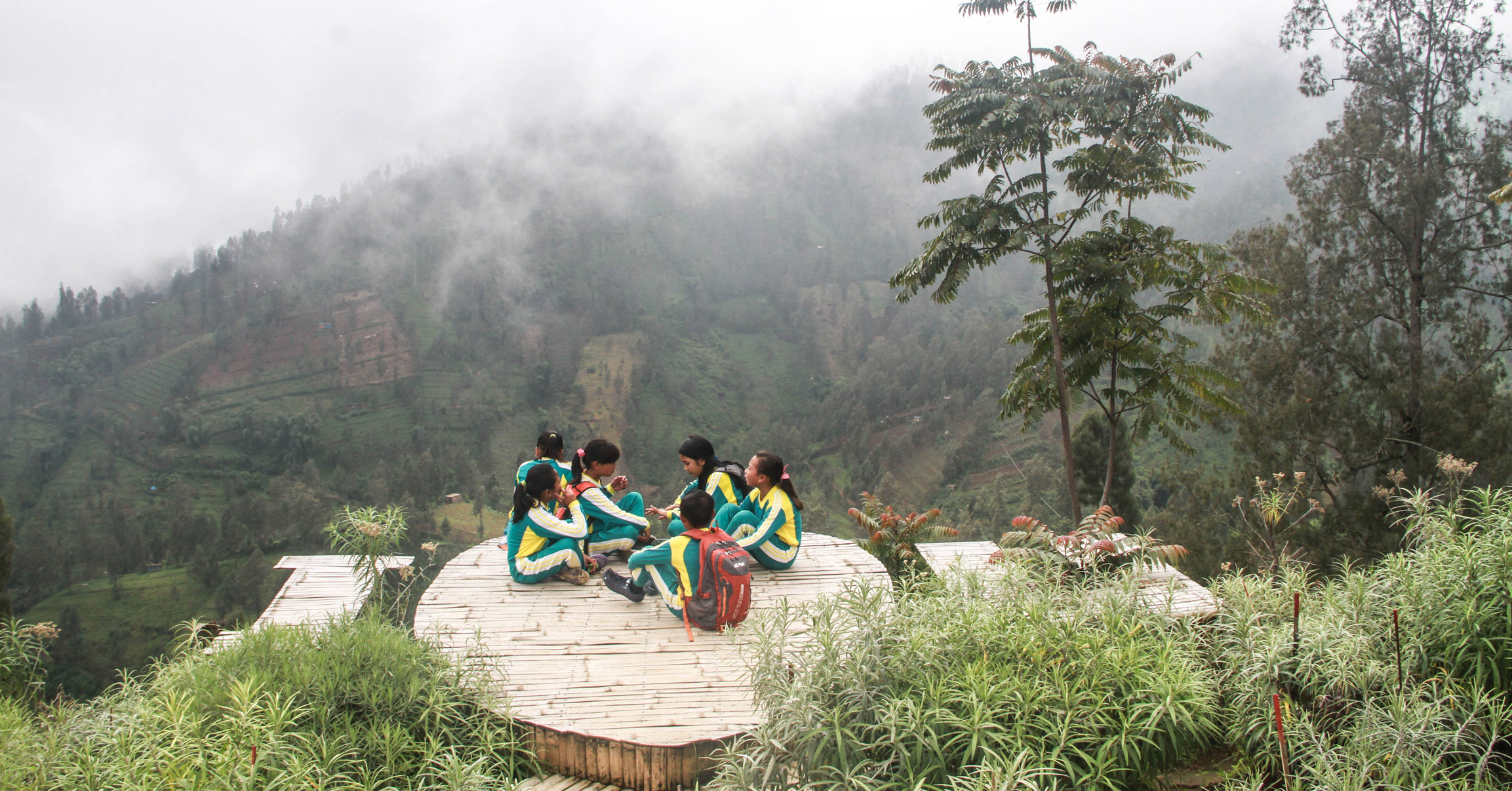  Siswa SDN saat duduk sembari bercerita di salah satu spot foto di Taman Wisata Bunga Edelweis yang dikelola oleh kelompok Tani Hulun Hyang | Foto: Falahi Mubarok/ Mongabay Indonesia 