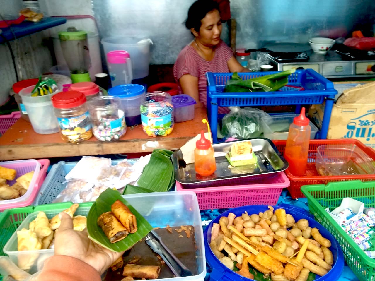 Para pedagang bersiasat agar makanan dan minuman tak berwadah plastik | Foto: Luh De Suriyani/Mongabay Indonesia