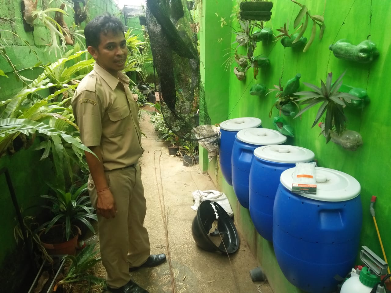 Diet plastik mendorong sekolah panen pupuk karena komposting daun wadah kemasan makanan | Foto: Luh De Suriyani/Mongabay Indonesia