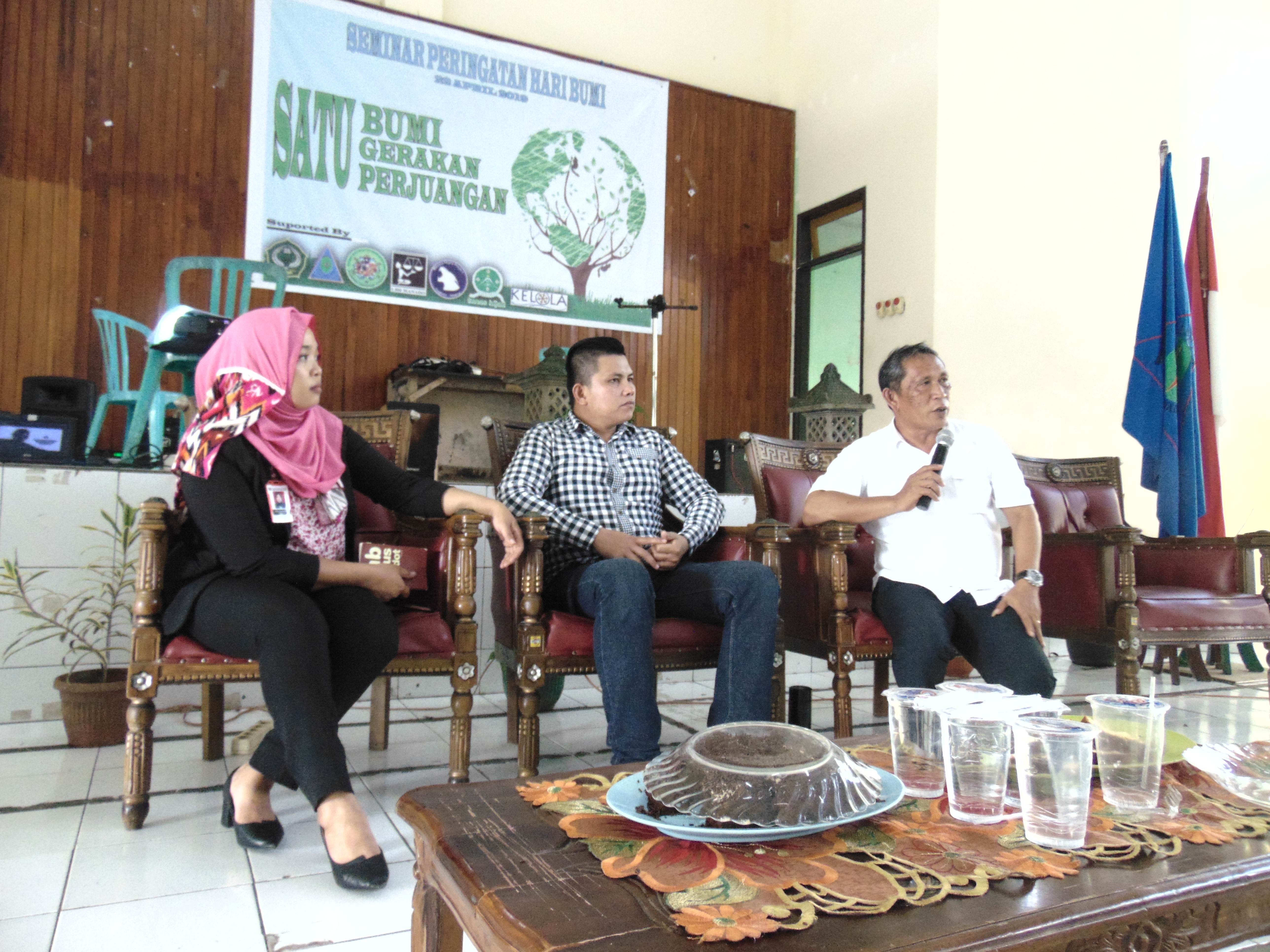 Seminar Hari Bumi di aula IAIN Manado, dengan narasumber Aryati Rahman dari LBH Manado (kiri), Jekson Wenas, Direktur LBH Manado (tengah), Rignolda Djamaluddin dari Perkumpulan Kelola (kanan) | Foto: Themmy Doaly/Mongabay Indonesia