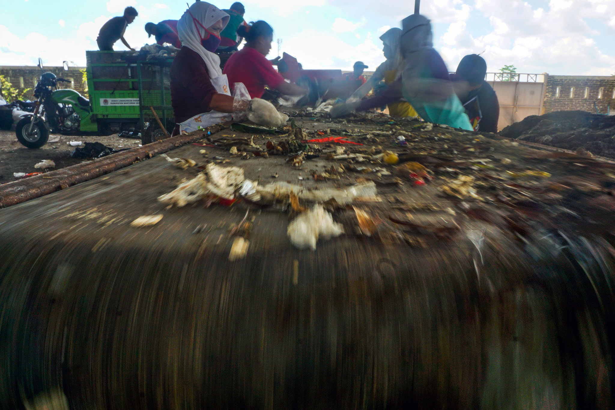Pekerja mengambil sampah plastik yang telah dipisahkan mesin pemilah Pujo Bae | Foto: L Darmawan/Mongabay Indonesia