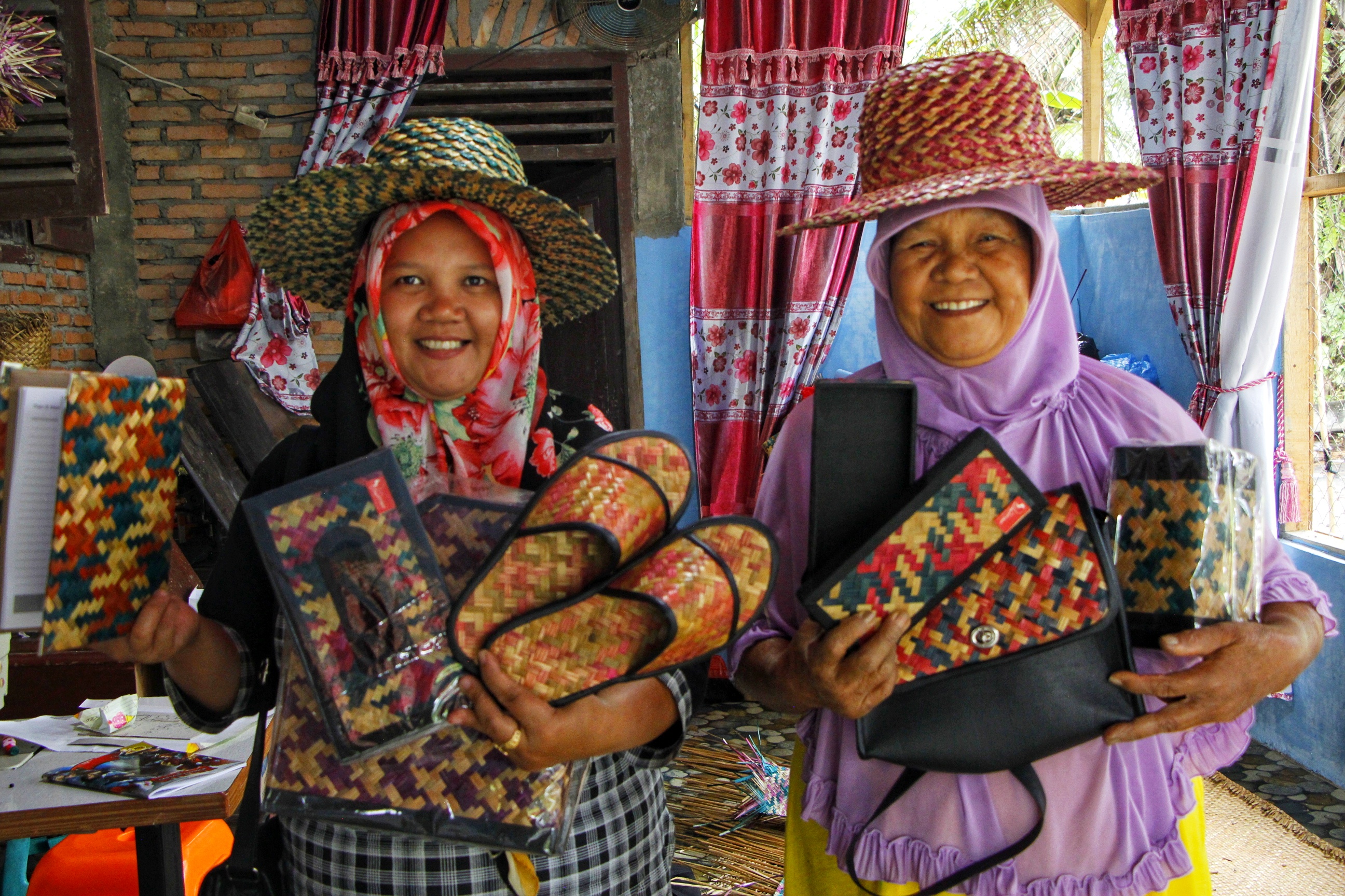  Dari tikar hingga kotak file dokumen hingga topi dan sendal serta tas yang diolah dari purun oleh para perempuan dari Desa Lubuk Kertang, Langkat Sumut | Foto: Ayat S Karokaro/ Mongabay Indonesia 