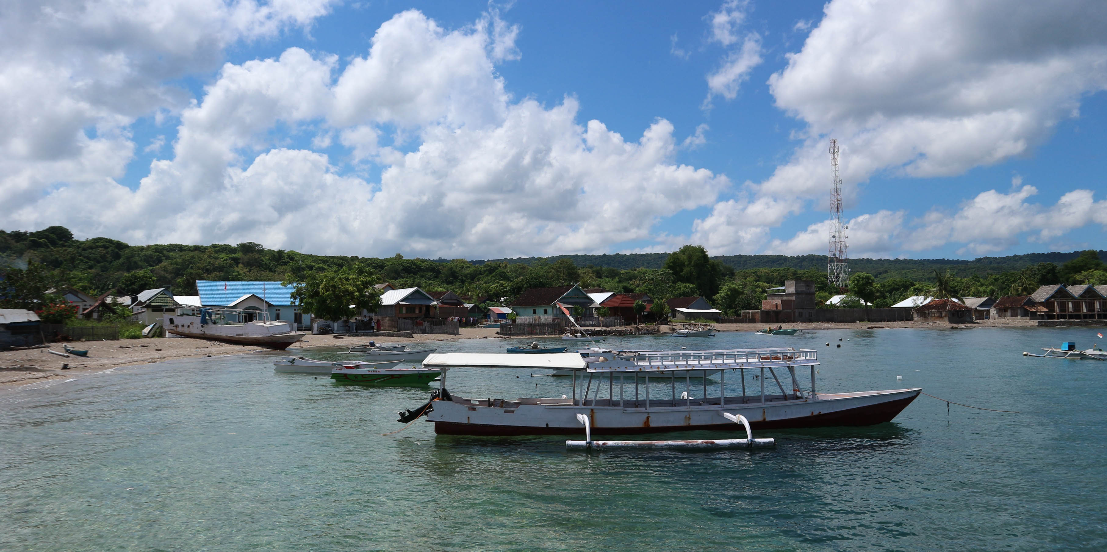 Pulau Moyo Destinasi Wisata Unggulan dengan Berbagai Permasalahan Mongabay