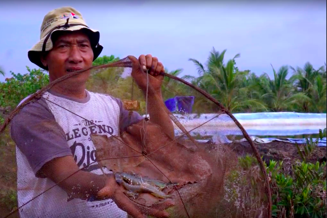 Seorang nelayan Lubuk Kertang sedang menunjukkan hasil tangkapannya | Dok: INFIS-Mongabay Indonesia